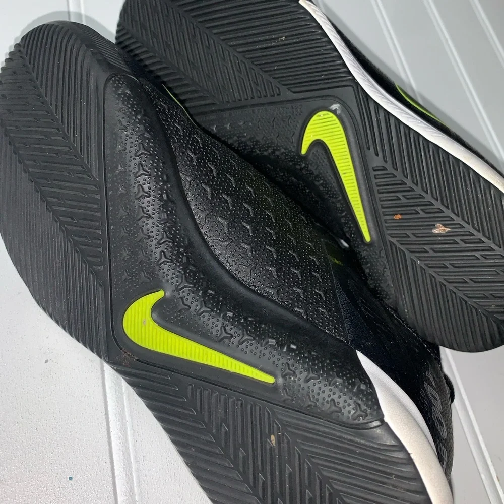 Youth Nike Shoes Sz 1 Phantom Vision